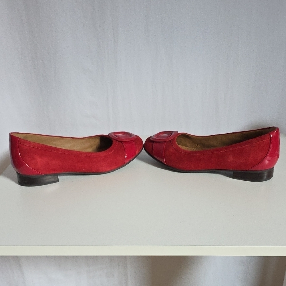 Clarks "Unstructured" Women's Red Suede/Patent Leather Ballet Flats. Size 8 - Picture 4 of 8